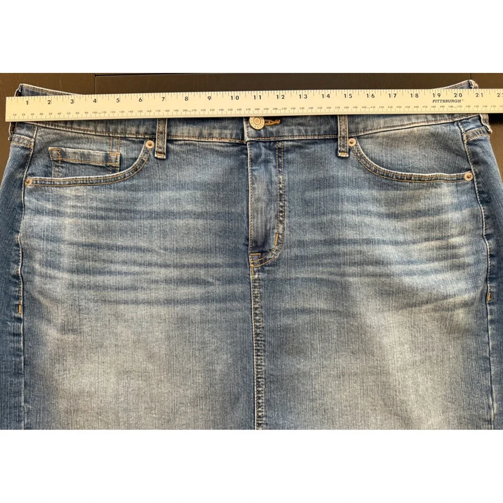 Torrid Feel the Fit Faded Denim Skirt Womens 18 Frayed Hem Front Slit‎ Stretch